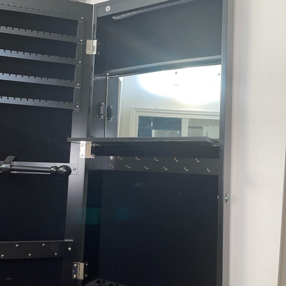 Mirror with jewelry storage and led lighting - Picture 1 of 6